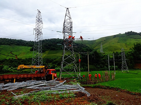Các nhà thầu thi công đường dây 110kV Sơn La - Mường La mạch 2. Ảnh: sonlapc.vn 