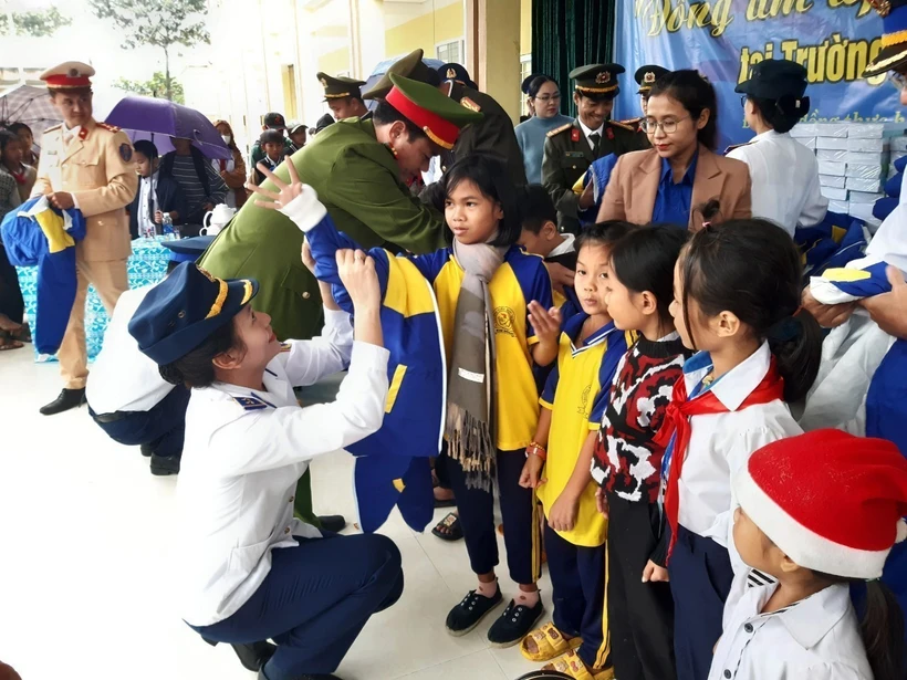 Phụ nữ Phòng Tham mưu, Bộ Tư lệnh Vùng Cảnh sát biển 2 tặng áo ấm cho học sinh trường Tiểu học – Trung học cơ ở nội trú Kim Đồng. Ảnh: Hữu Trung – TTXVN 