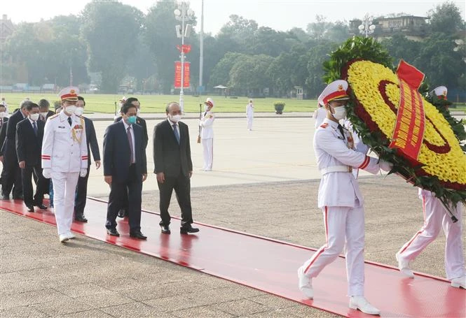Các đồng chí lãnh đạo, nguyên lãnh đạo Đảng và Nhà nước vào Lăng viếng Chủ tịch Hồ Chí Minh. Ảnh: Lâm Khánh - TTXVN 