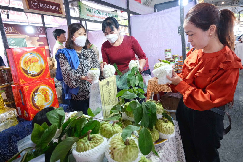 Quả na giống Thái canh tác ở nông trường sông Hậu (huyện Cờ Đỏ, thành phố Cần Thơ) được giới thiệu tại hội chợ. Ảnh: Thanh Liêm - TTXVN 