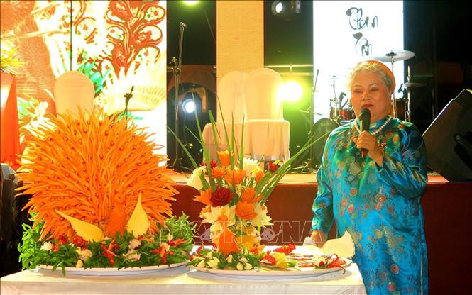 Nghệ nhân nhân dân Tôn Nữ Thị Hà giới thiệu về món nem công, chả phượng xứ Huế. Ảnh: Tường Vi - TTXVN