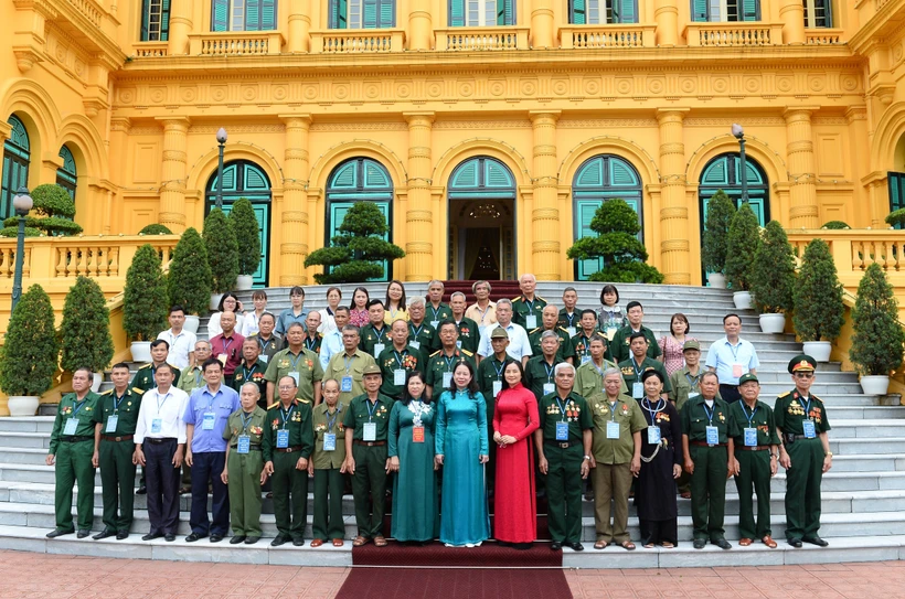 Phó Chủ tịch nước Võ Thị Ánh Xuân tặng ảnh chân dung Chủ tịch Hồ Chí Minh cho các đại biểu. Ảnh: Minh Đức – TTXVN 