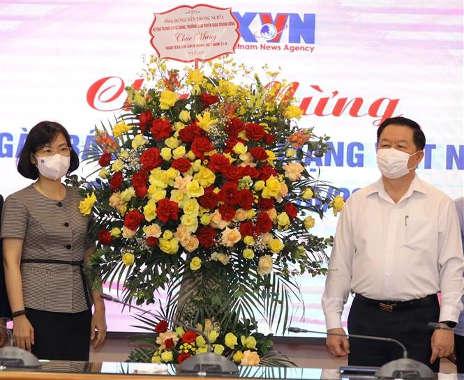 Đồng chí Nguyễn Trọng Nghĩa, Bí thư Trung ương Đảng, Trưởng Ban Tuyên giáo Trung ương tặng hoa chúc mừng lãnh đạo, cán bộ, phóng viên, biên tập viên và người lao động của Thông tấn xã Việt Nam. Ảnh: Nguyễn Điệp - TTXVN 