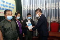 Tặng gần 1.000 thẻ bảo hiểm y tế cho người dân có hoàn cảnh khó khăn tại Sơn La