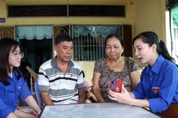 Công an tỉnh Sóc Trăng thu nhận hồ sơ định danh điện tử (mức 2) cho người già neo đơn. Ảnh: Tuấn Phi-TTXVN