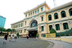 Du khách lưu lại hình ảnh tại Bưu điện thành phố Hồ Chí Minh
