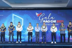 Các tác giả Top 10 giải ảnh “Khoảnh khắc báo chí 2020” nhận giải. Ảnh: Hoàng Hiếu - TTXVN
