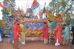 Thuyền Long Châu - lễ vật quan trọng nhất trong lễ hội cầu ngư- thể hiện sự tôn kính của người dân chài với các thần linh và sự đoàn kết của cộng đồng cư dân vùng biển… Ảnh: Hoa Mai - TTXVN