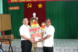 Thứ trưởng, Phó Chủ nhiệm Ủy ban Dân tộc Lê Sơn Hải trao quà cho các chức sắc, người có uy tín tại khu phố 3, thị trấn Ma Lâm (huyện Hàm Thuận Bắc). Ảnh: Hồng Hiếu- TTXVN
