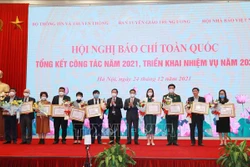 Tập thể có thành tích xuất sắc nhận Bằng khen của Ban Tuyên giáo Trung ương. Ảnh: Phương Hoa - TTXVN