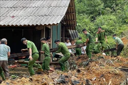Công an huyện Na Hang (Tuyên Quang) hỗ trợ người dân thôn Khau Phiêng khắc phục hậu quả do mưa lũ. Ảnh: Nam Sương - TTXVN