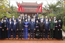 Chủ tịch Quốc hội Vương Đình Huệ chụp ảnh chung với các đại biểu tại Nhà tưởng niệm Chủ tịch Hồ Chí Minh tại An toàn khu Định Hóa. Ảnh: Doãn Tấn - TTXVN