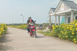 Tuyến đường nông thôn mới kiểu mẫu tại ấp Trung Hòa, xã Gia Hòa 1 (Mỹ Xuyên, Sóc Trăng). Ảnh: Tuấn Phi - TTXVN