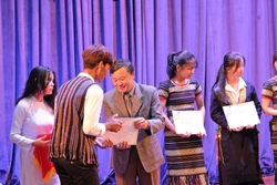 Ban tổ chức trao học bổng Vallet cho các học sinh, sinh viên xuất sắc, vượt khó của 5 tỉnh Tây Nguyên và Khánh Hòa, Ninh Thuận trong sáng 30/8, tại thành phố Đà Lạt, Lâm Đồng. Ảnh: Nguyễn Dũng – TTXVN