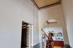 Căn nhà của bà Hà Thị Đỏ (thôn An Thạnh 1, xã An Hải, huyện Ninh Phước) bị nứt do ảnh hưởng của thi công công trình đập hạ lưu sông Dinh. Ảnh: Nguyễn Thành – TTXVN