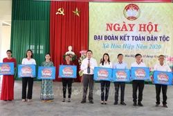 Trao 7 căn nhà Đại đoàn kết cho các hộ gia đình khó khăn về nhà ở. Ảnh: Hoài Thu – TTXVN.