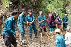 Lực lượng dân quân các xã và nhân dân tập trung khắc phục các tuyến đường bị sạt lở tại bản Đề Sủa, xã Lao Chải. Ảnh: Tuấn Anh - TTXVN