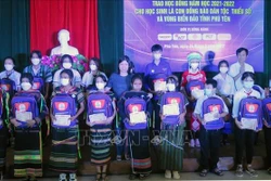 Trao học bổng cho học sinh dân tộc thiểu số và vùng biển đảo tỉnh Phú Yên