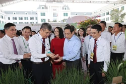 Thủ tướng Phạm Minh Chính thăm các gian hàng trưng bày sản phẩm nông nghiệp. Ảnh: Dương Giang-TTXVN