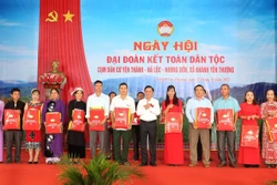 Đồng chí Trần Cẩm Tú tặng quà các hộ gia đình khu dân cư tại Ngày hội Đại đoàn kết toàn dân tộc tại tỉnh Lào Cai. Ảnh: Quốc Khánh - TTXVN
