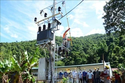 Cán bộ ngành điện Lai Châu đóng điện tại bản Phi Én, xã Tủa Sín Chải (Sìn Hồ, Lai Châu). Ảnh: Việt Hoàng - TTXVN