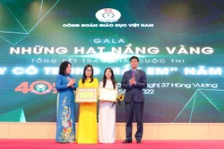BTC trao giải Đặc biệt cho tác phẩm "Cầu vồng sau cơn mưa" của nhóm học sinh lớp 11A10, trường THPT Chi Lăng, tỉnh Lạng Sơn. Ảnh: Thanh Tùng - TTXVN
