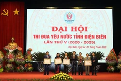 Các tập thể và cá nhân nhận Huân chương Lao động hạng Nhất. Ảnh: Phan Tuấn Anh - TTXVN