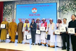 Bà Bố Thị Xuân Linh, Chủ tịch Ủy ban Mặt trận Tổ quốc Việt Nam tỉnh tặng quà cho các đại biểu. Ảnh: Hồng Hiếu - TTXVN