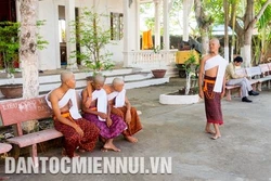 Tục xuất gia tu hành của thanh thiếu niên Khmer
