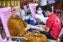 Tăng ni tại Chùa Giác Ngộ tham gia hiến máu. Ảnh: Hồng Giang-TTXVN