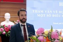 Phó Tổng lãnh sự Vương quốc Anh tại Thành phố Hồ Chí Minh Sam Wood phát biểu tại Hội thảo. Ảnh: Tiến Lực - TTXVN