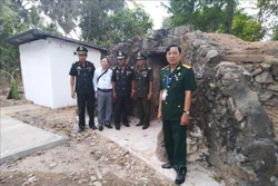 Cựu chiến binh Nguyễn Thanh Bình - Phó Chủ tịch Hội Cựu chiến binh tỉnh Bạc Liêu (ngoài cùng bên phải). Ảnh: Nhật Bình - TTXVN 