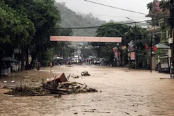 Nguyên nhân lũ quét là do mưa lớn, nước từ thượng nguồn các xã Tây Sơn, Tà Cạ (huyện Kỳ Sơn) đổ về. Ảnh: Tá Chuyên - TTXVN