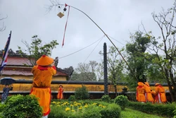 Lễ hạ cây nêu tại Khu di sản Hoàng Cung Huế. Ảnh: Tường Vi - TTXVN