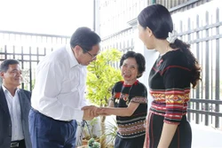 Thủ tướng Phạm Minh Chính thăm, tặng quà thương binh mất sức 41% Y Thu tại phường Trà Bá, thành phố Pleiku, tỉnh Gia Lai. Ảnh: Văn Điệp - TTXVN