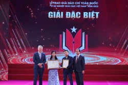 Tác giả Phạm Thị Mai, Võ Hoàng Long (Báo điện tử VietnamPlus) với tác phẩm “Thiếu giáo viên khắp cả nước - ngành giáo dục chật vật đổi mới” nhận giải Đặc biệt. Ảnh: Hoàng Hiếu - TTXVN