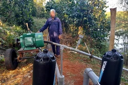Ông Trương Văn Đảo, Giám đốc Hợp tác xã cây ăn trái Bàu Nghé (xã Phước Tín, thị xã Phước Long) mua sắm thiết bị công nghệ tiên tiến để chăm sóc vườn sầu riêng đã được cấp mã số vùng trồng. Ảnh: K GỬIH -TTXVN
