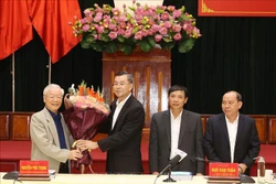 Đồng chí Ngô Văn Tuấn, Ủy viên Trung ương Đảng, Bí thư Tỉnh ủy, Trưởng đoàn đại biểu Quốc hội tỉnh Hòa Bình thay mặt Đảng bộ, chính quyền và nhân dân tỉnh Hòa Bình tặng hoa chúc mừng Tổng Bí thư Nguyễn Phú Trọng. Ảnh: Trí Dũng– TTXVN