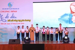 Đại đức Thích Minh Đăng đồng hành cùng chương trình “Mẹ đỡ đầu” tặng 20 suất học bổng cho trẻ em mồ côi. Ảnh: Hoài Thu – TTXVN 