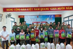 Trao tặng quà cho đồng bào dân tộc thiểu số và học sinh có hoàn cảnh khó khăn tại xã Ngọc Tem, huyện Kon Plông, tỉnh Kon Tum. Ảnh: Khoa Chương - TTXVN 
