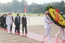 Các đồng chí lãnh đạo, nguyên lãnh đạo Đảng và Nhà nước vào Lăng viếng Chủ tịch Hồ Chí Minh. Ảnh: Lâm Khánh - TTXVN 