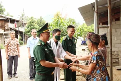 Đoàn cán bộ Đồn Biên phòng Cửa khẩu Chiềng Khương, Bộ Chỉ huy Bộ đội Biên phòng tỉnh Sơn La thăm, khám chữa bệnh, cấp phát thuốc miễn phí cho người dân bản Đán, huyện Mường Ét, tỉnh Hủa Phăn, Lào. Ảnh: Nguyễn Cường - TTXVN.