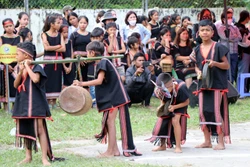 Liên hoan cồng chiêng, múa xoang và thi trang phục truyền thống cho học sinh Kon Tum