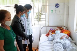 Cán bộ Giám định Bảo hiểm xã hội tỉnh Gia Lai phối hợp với Bệnh viện thăm hỏi kết hợp giám định, thanh toán chi phí khám chữa bệnh cho người bệnh tham gia bảo hiểm y tế. Ảnh: Hoài Nam – TTXVN