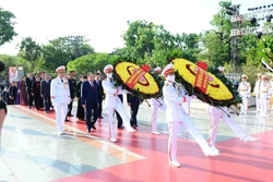 Đoàn Lãnh đạo Đảng, Nhà nước đặt vòng hoa tại Đài tưởng niệm các Anh hùng liệt sỹ. Ảnh: Minh Đức - TTXVN