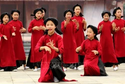 Các câu lạc bộ Hát Xoan thể hiện các chặng hát tại Liên hoan. Ảnh: Trung Kiên - TTXVN