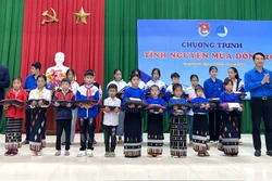 Lãnh đạo Trung ương Đoàn trao quà cho học sinh nghèo. Ảnh: Nguyễn Nam - TTXVN