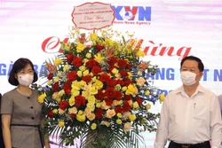 Đồng chí Nguyễn Trọng Nghĩa, Bí thư Trung ương Đảng, Trưởng Ban Tuyên giáo Trung ương tặng hoa chúc mừng lãnh đạo, cán bộ, phóng viên, biên tập viên và người lao động của Thông tấn xã Việt Nam. Ảnh: Nguyễn Điệp - TTXVN 