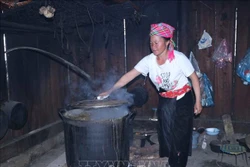 Thu nhập của gia đình bà Sình Thị Cài, dân tộc Mông, ở xã Sà Dề Phìn, huyện Sìn Hồ chủ yếu phụ thuộc từ nấu rượu. Ảnh: Việt Hoàng-TTXVN