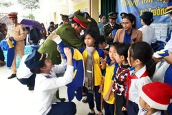 Phụ nữ Phòng Tham mưu, Bộ Tư lệnh Vùng Cảnh sát biển 2 tặng áo ấm cho học sinh trường Tiểu học – Trung học cơ ở nội trú Kim Đồng. Ảnh: Hữu Trung – TTXVN 